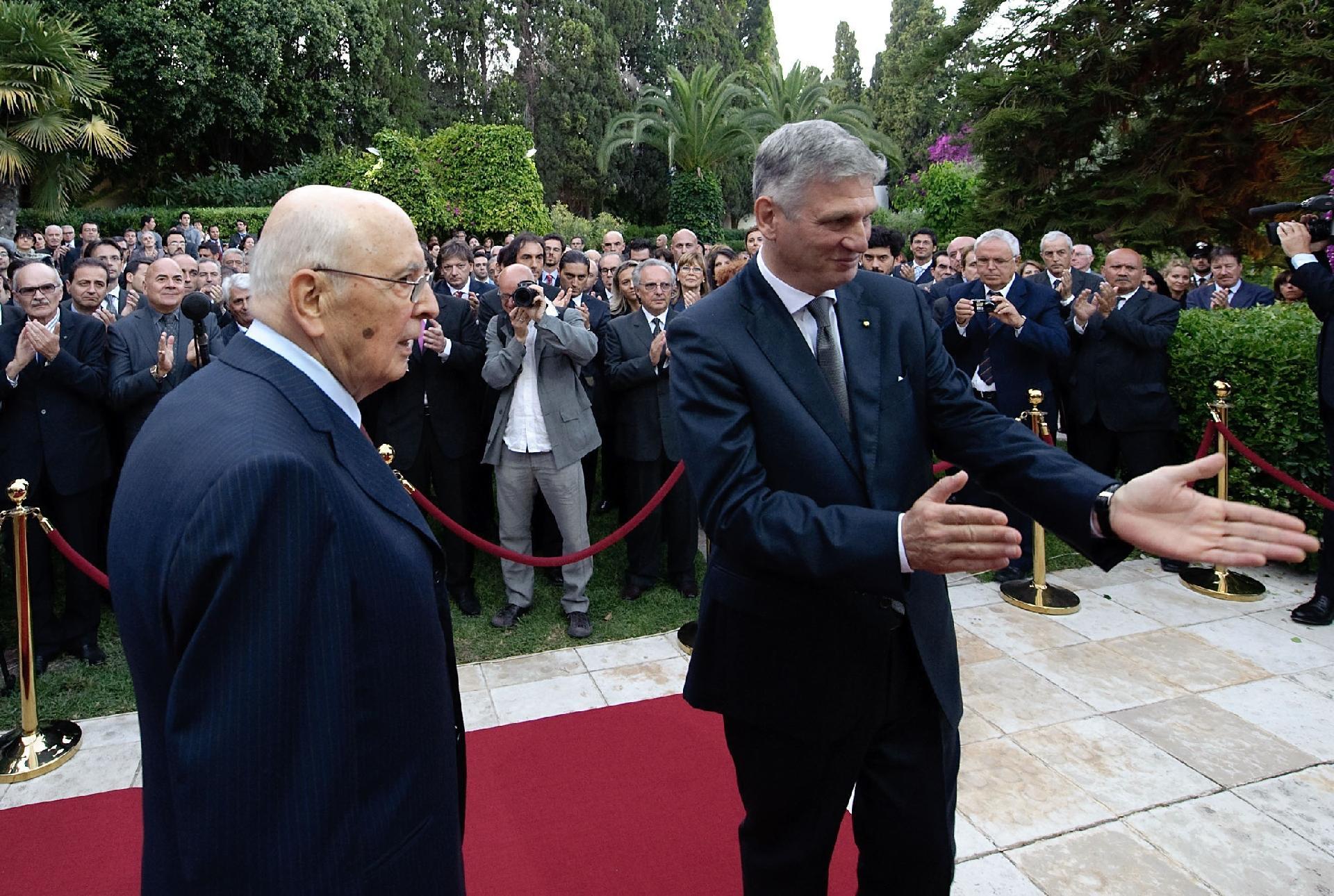 Il Presidente Giorgio Napolitano con l'Ambasciatore d'Italia a Tunisi Pietro Benassi, in occasione dell'incontro con la comunità italiana