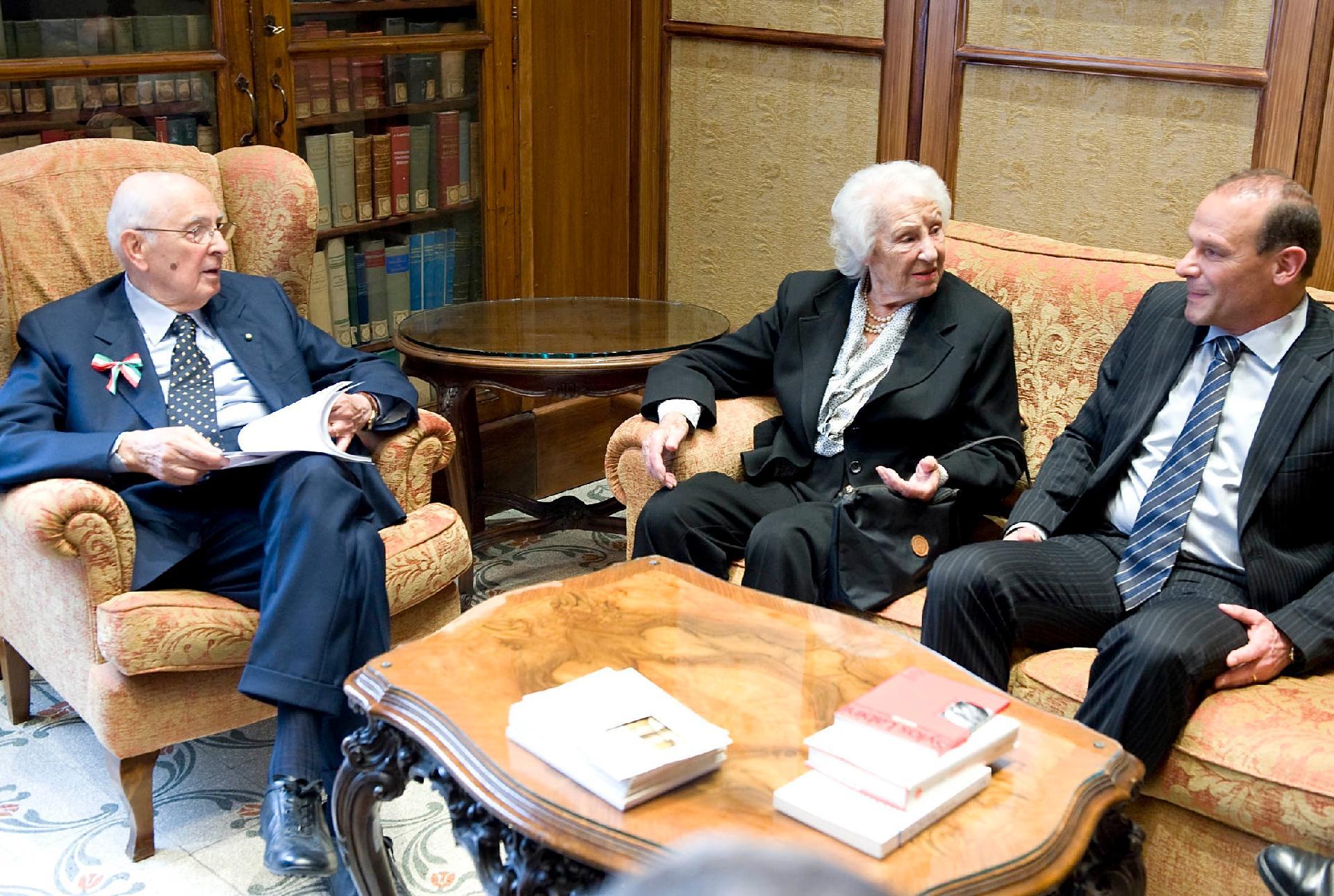 Il Presidente Giorgio Napolitano in occasione della visita alla mostra: "Cavour e l'Agricoltura", si intrattiene nella Biblioteca Storica Nazionale dell'Agricoltura, intitolata al Prof. Paolo Sylos Labini, con la moglie e uno dei figli dell'economista
