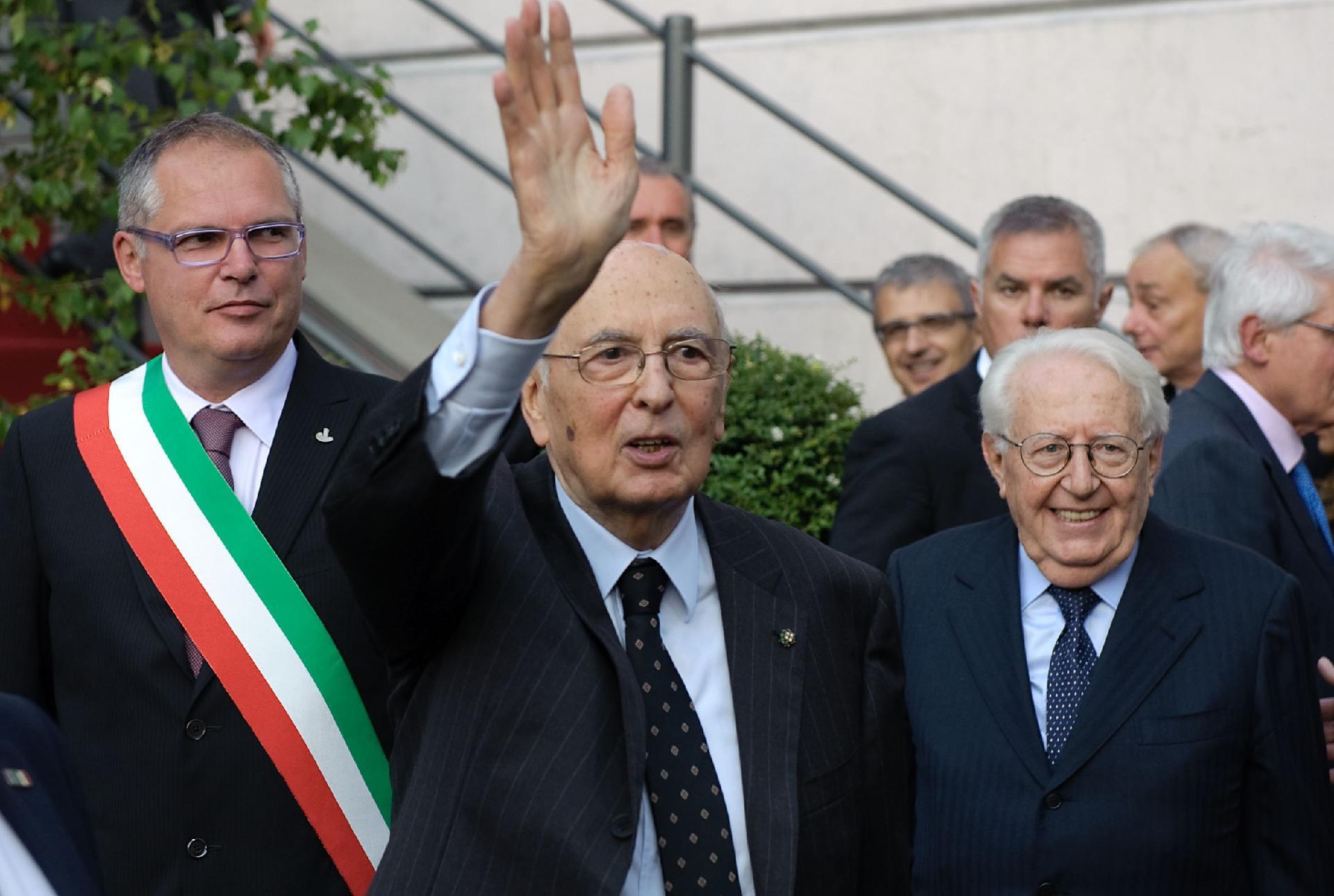 Il Presidente Giorgio Napolitano lascia il Teatro Sociale, al termine della celebrazione del 36° anniversario del terremoto del 6 maggio del 1976, con il Sindaco di Gemona, Paolo Urbani, e Giuseppe Zamberletti, già Commissario Straordinario alla ricostruzione della città a seguito del sisma