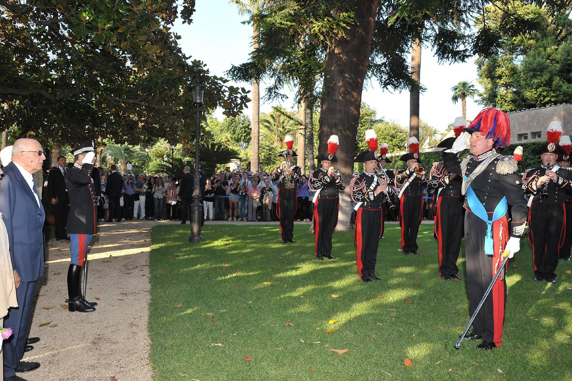Il Presidente Giorgio Napolitano durante l'Inno Nazionale in occasione dell'apertura dei Giardini del Palazzo del Quirinale per l'anniversario della nascita della Repubblica