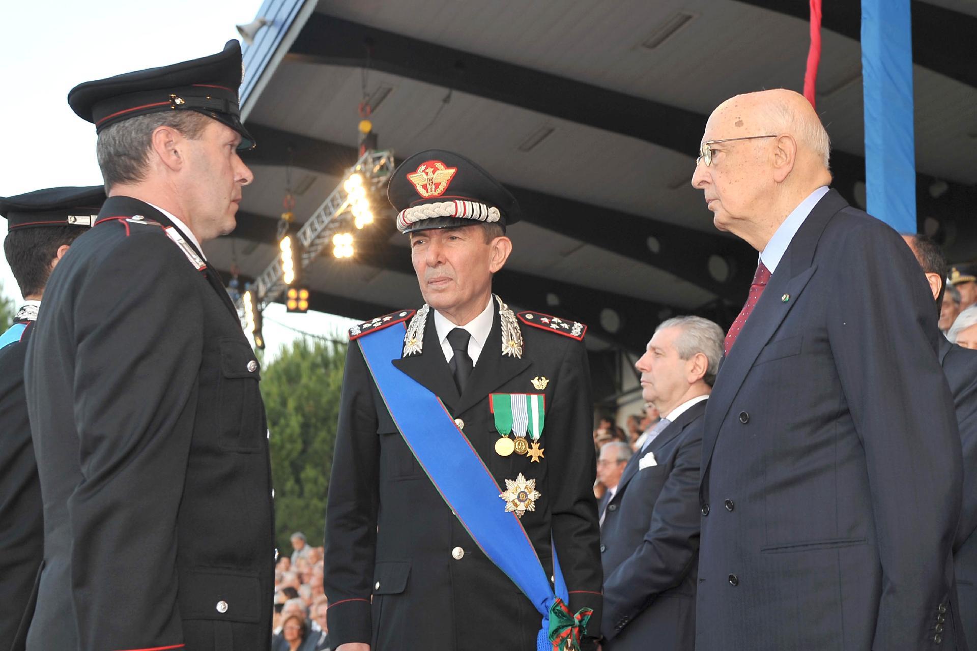 Il Presidente Giorgio Napolitano durante la consegna delle Medaglie d'Oro al Valor Civile in occasione della celebrazione del 198° anniversario di fondazione dell'Arma dei Carabinieri