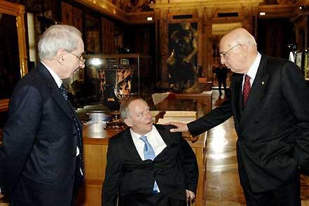 Il Presidente Giorgio Napolitano si intrattiene con i Ministri dell'Interno italiano e tedesco, rispettivamente Giuliano Amato e Wolfgang Schauble, davanti ad un vaso del IV secolo a.c. ritrovato dai Carabinieri