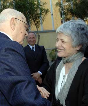 Il Presidente Giorgio Napolitano saluta la figlia di Altiero Spinelli, Barbara, al convegno nel XX Anniversario della scomparsa