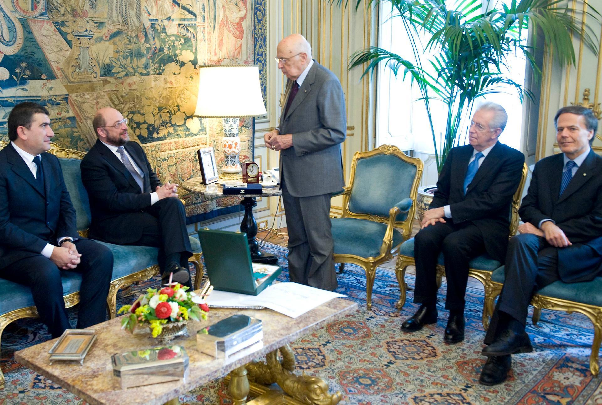 Il Presidente Giorgio Napolitano nel corso della consegna dell'onorificenza di Cavaliere di Gran Croce dell'Ordine al Merito della Repubblica Italiana a Martin Schulz, Presidente del Parlamento Europeo, alla presenza del Presidente del Consiglio Mario Monti, del Ministro per gli Affari Europei Enzo Moavero Milanesi e del Sindaco di Stazzema Michele Silicani
