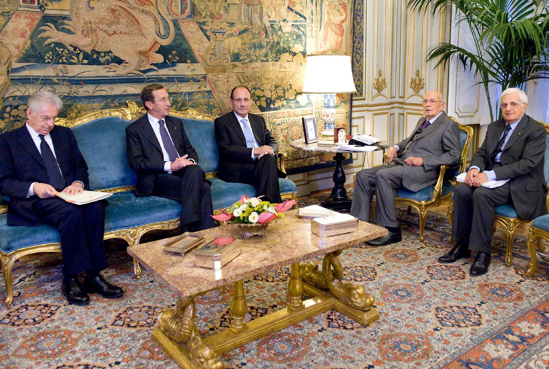 Il Presidente Giorgio Napolitano con a fianco il Segretario generale della Presidenza della Repubblica Donato Marra, nel corso dell'incontro con il Presidente del Senato Renato Schifani, il Presidente della Camera Gianfranco Fini e il Presidente del Consiglio Mario Monti