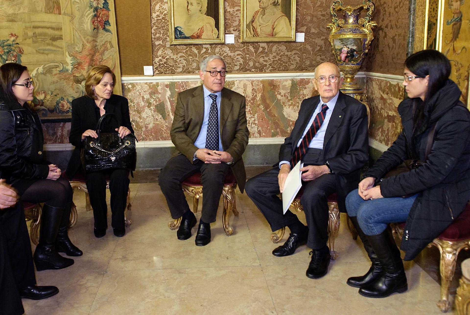 Il Presidente Giorgio Napolitano con i familiari e la fidanzata di Pasquale Romano, vittima innocente della faida di camorra, ucciso a Marianella lo scorso 15 ottobre
