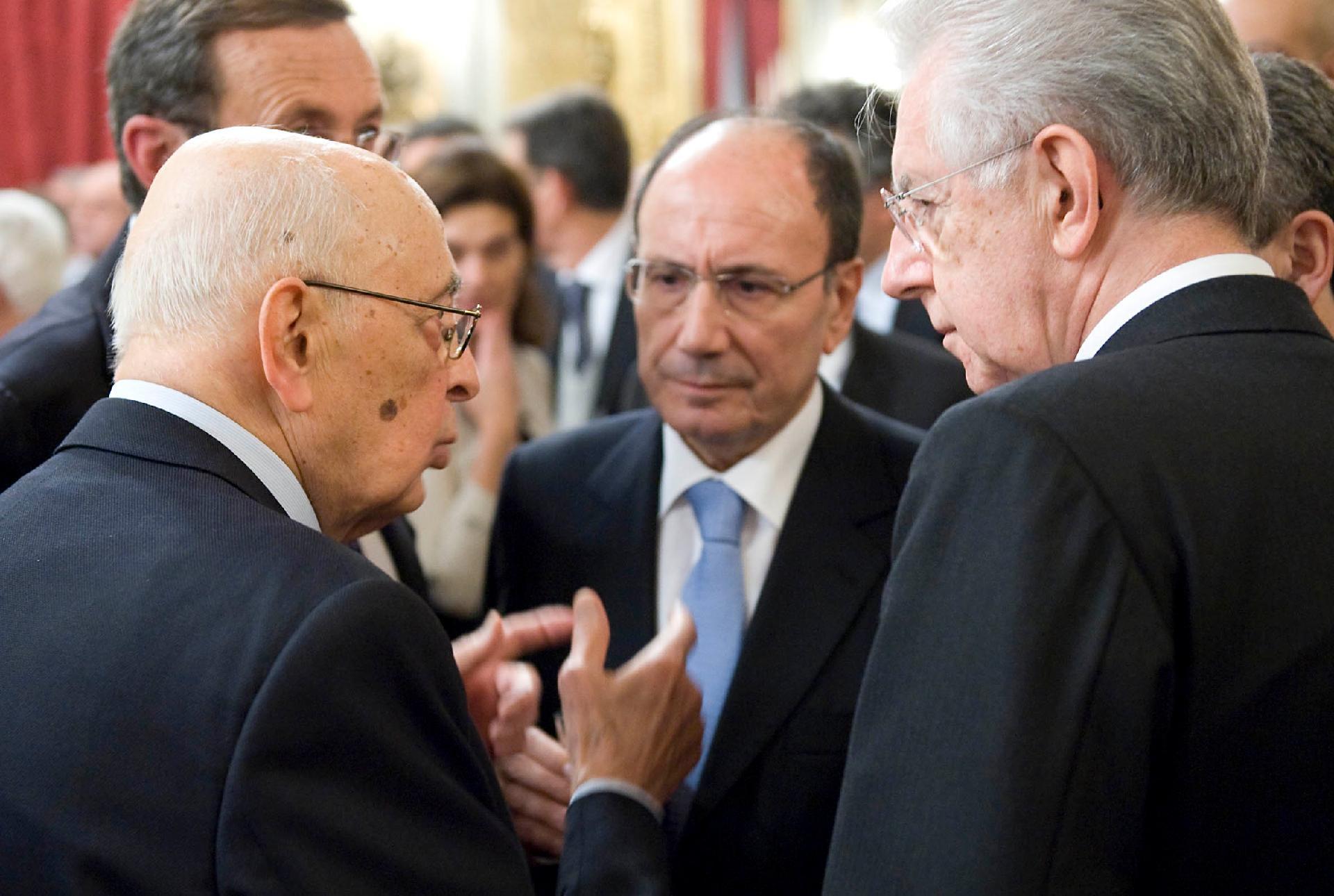 Il Presidente Giorgio Napolitano a colloquio con il Presidente del Consiglio Mario Monti, il Presidente del Senato Renato Schifani e il Presidente della Camera Gianfranco Fini, al termine della cerimonia per lo scambio degli auguri di fine anno con le Alte Cariche dello Stato