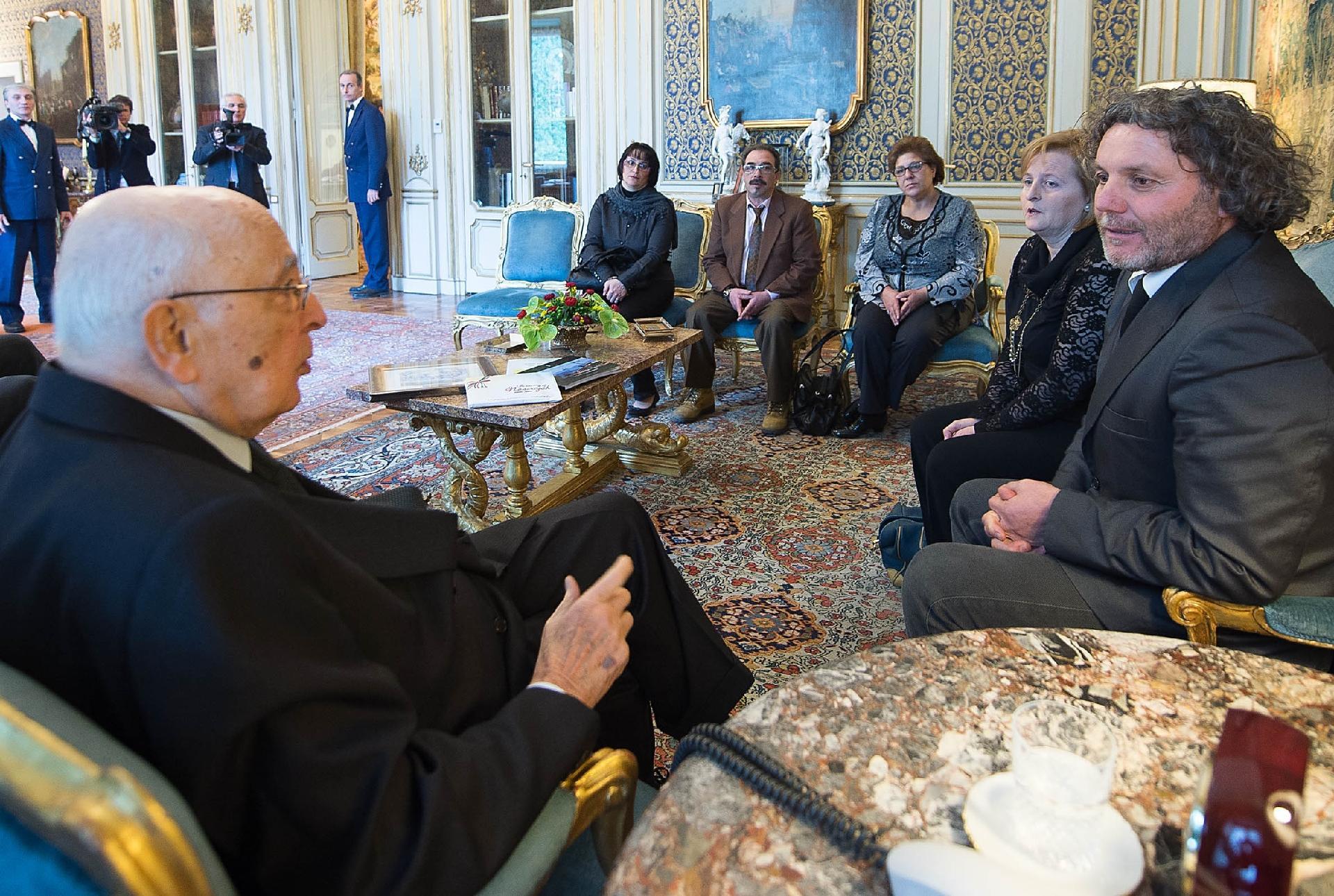 Il Presidente Giorgio Napolitano nel corso dell'incontro con una delegazione del Comitato Vittime della scuola elementare di San Giuliano di Puglia