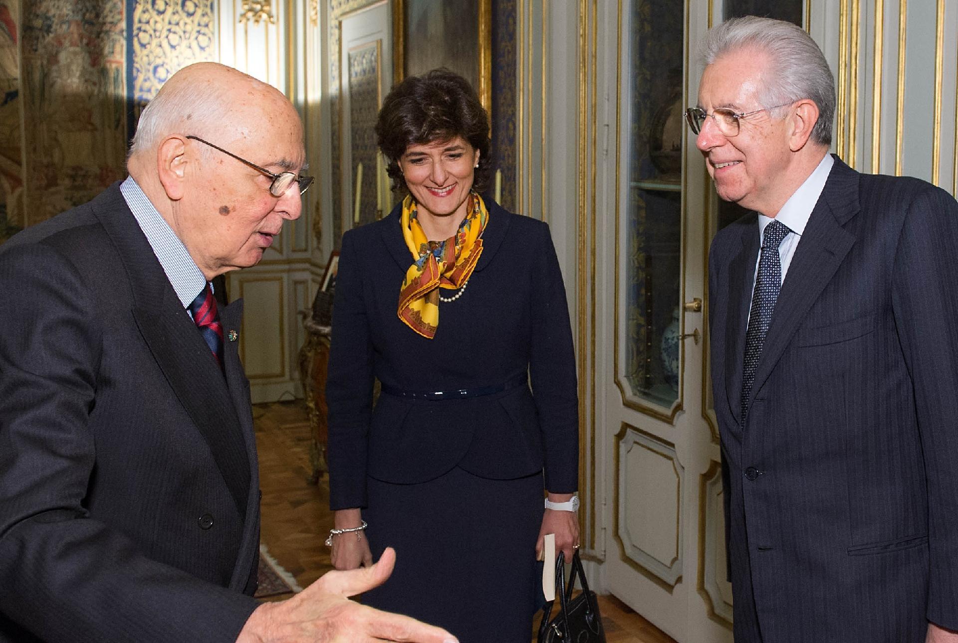 Il Presidente Giorgio Napolitano con Sylvie Goulard e Mario Monti autori del libro "La democrazia in Europa"