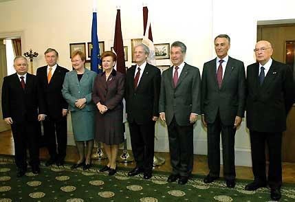 Foto di famiglia dei Capi di Stato partecipanti all'incontro nella Coats of Arms Hall sul tema &quot;Vivere in Europa e il Mondo&quot;.