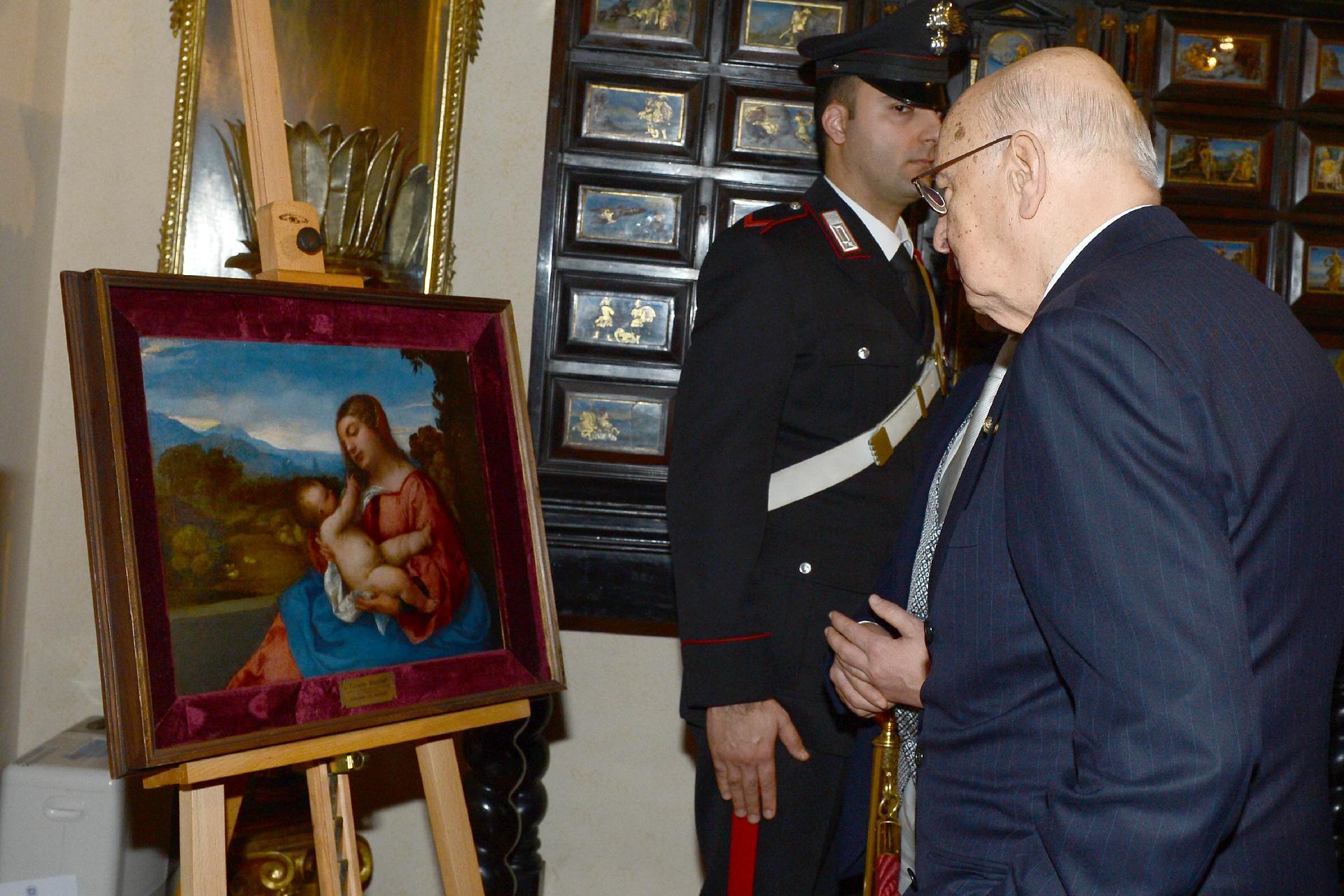 Il Presidente Giorgio Napolitano osserva l'opera di Tiziano la "Madonna con Bambino" in occasione della ricorrenza della firma dei Patti Lateranensi e dell'Accordo di Revisione del Concordato