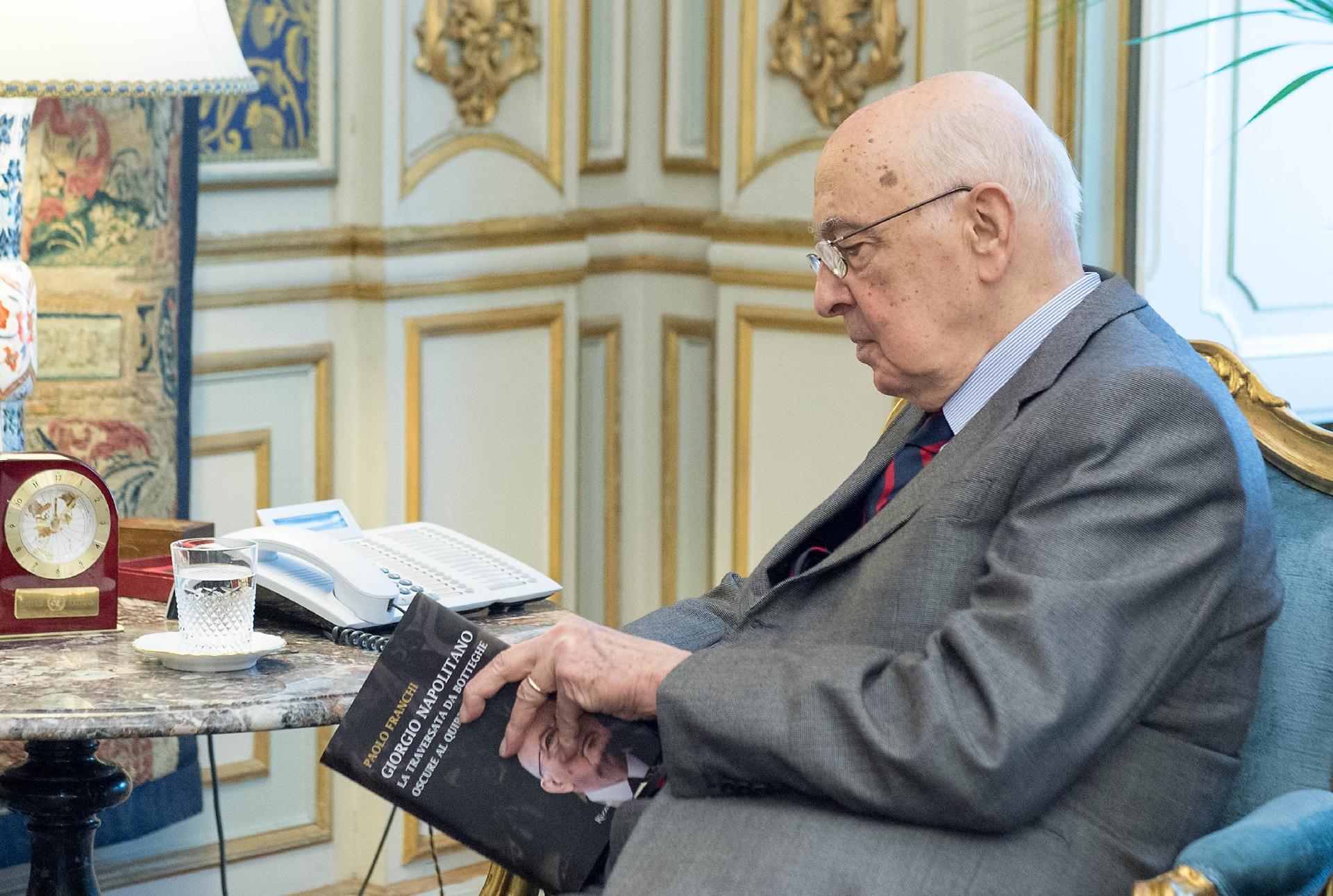 Il Presidente Giorgio Napolitano osserva il libro di Paolo Franchi "Giorgio Napolitano. La traversata da Botteghe Oscure al Quirinale"