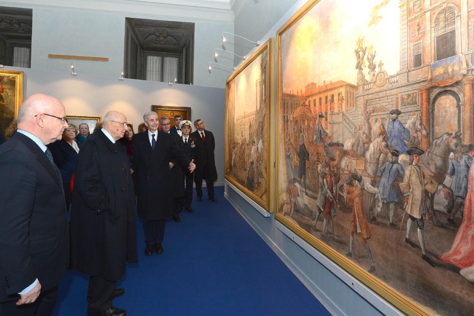 Il Presidente Giorgio Napolitano nel corso della visita alla mostra dal titolo "Il Palazzo e il Colle del Quirinale" illustrata dal Prof. Louis Godart