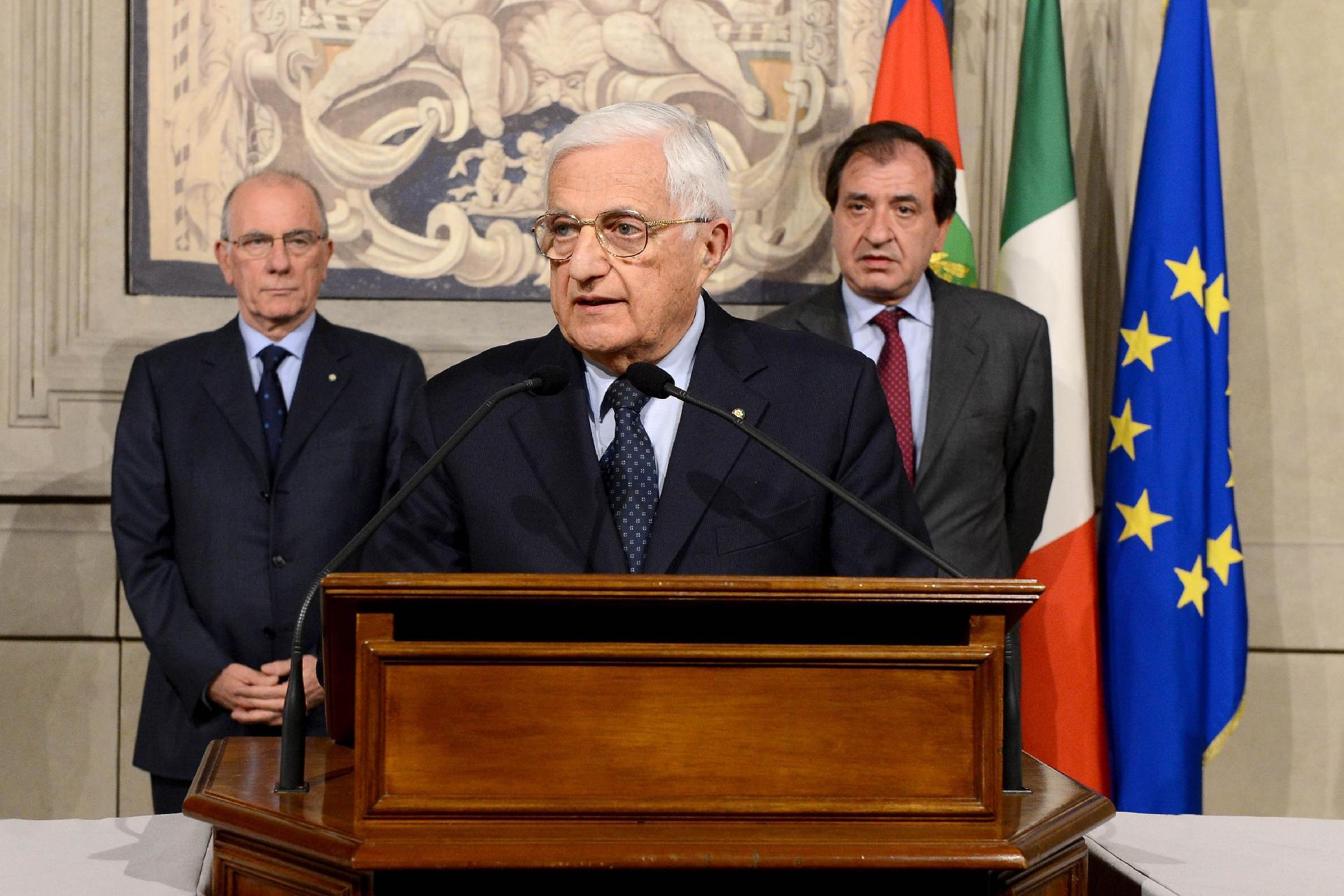 Il Segretario generale della Presidenza della Repubblica, Donato Marra, durante la lettura del comunicato