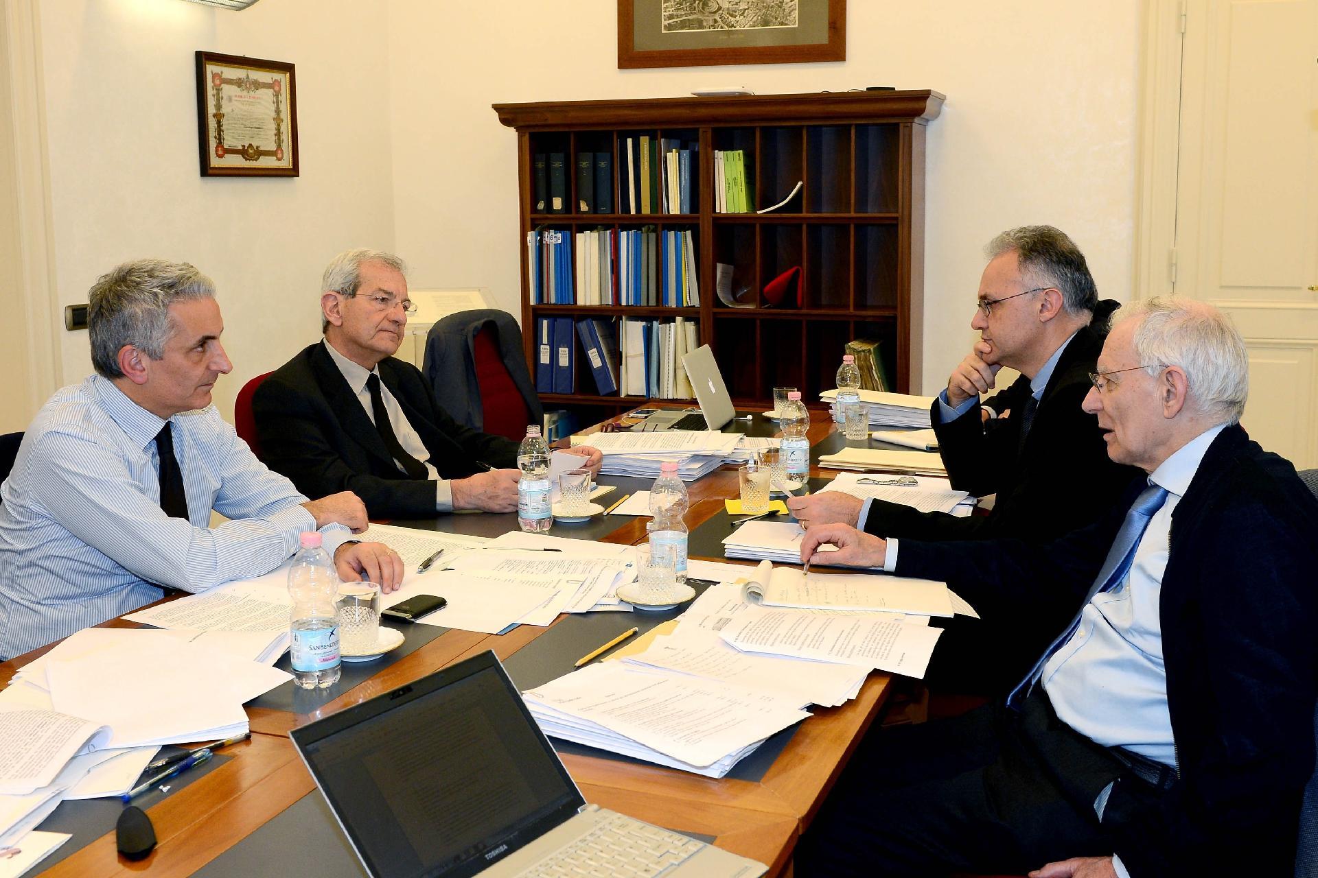 Il gruppo di lavoro in materia istituzionale nel corso della riunione presso l'Archivio Storico del Quirinale nel Palazzo Sant'Andrea
