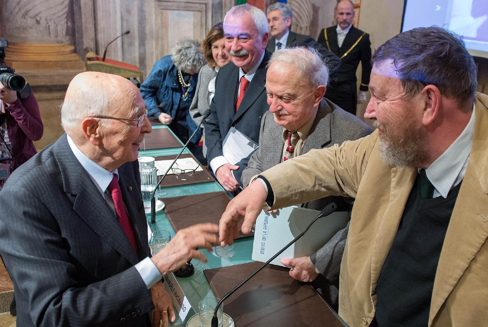 Il Presidente Giorgio Napolitano saluta i relatori al termine del convegno dal titolo "Gerardo Chiaromonte. Uomo delle istituzioni, dirigente politico, intellettuale, meridionalista", nel 20° anniversario della scomparsa, da destra nella foto Giuliano Ferrara, Emanuele Macaluso, Ugo Sposetti, Massimo D'Alema e il Ministro Paola Severino
