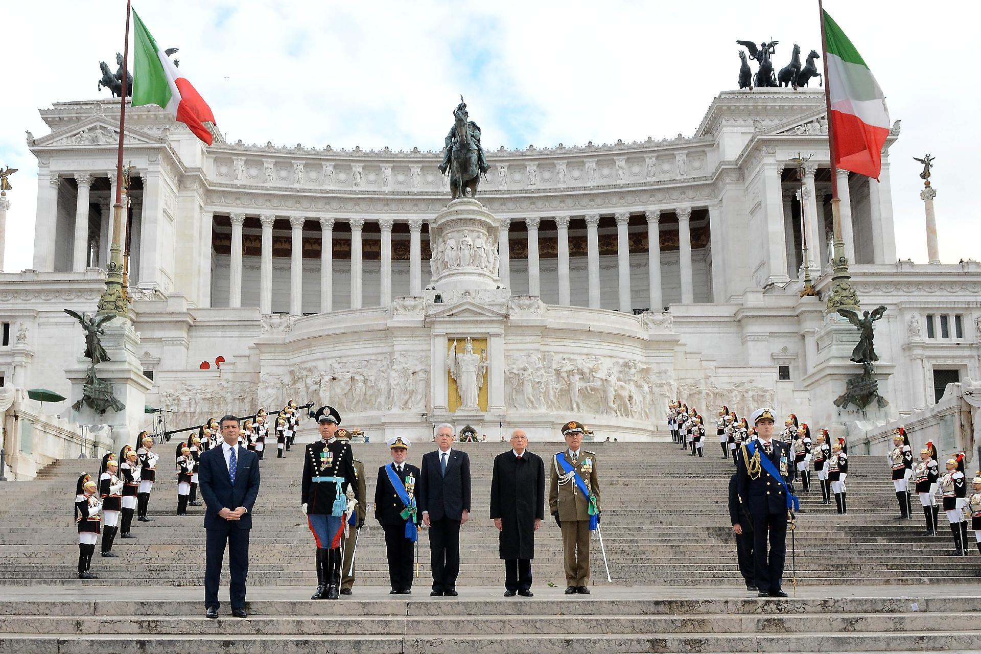 Il Presidente Giorgio Napolitano durante l'Inno Nazionale in occasione della deposizione di una corona d'alloro sulla tomba del Milite Ignoto all'Altare della Patria