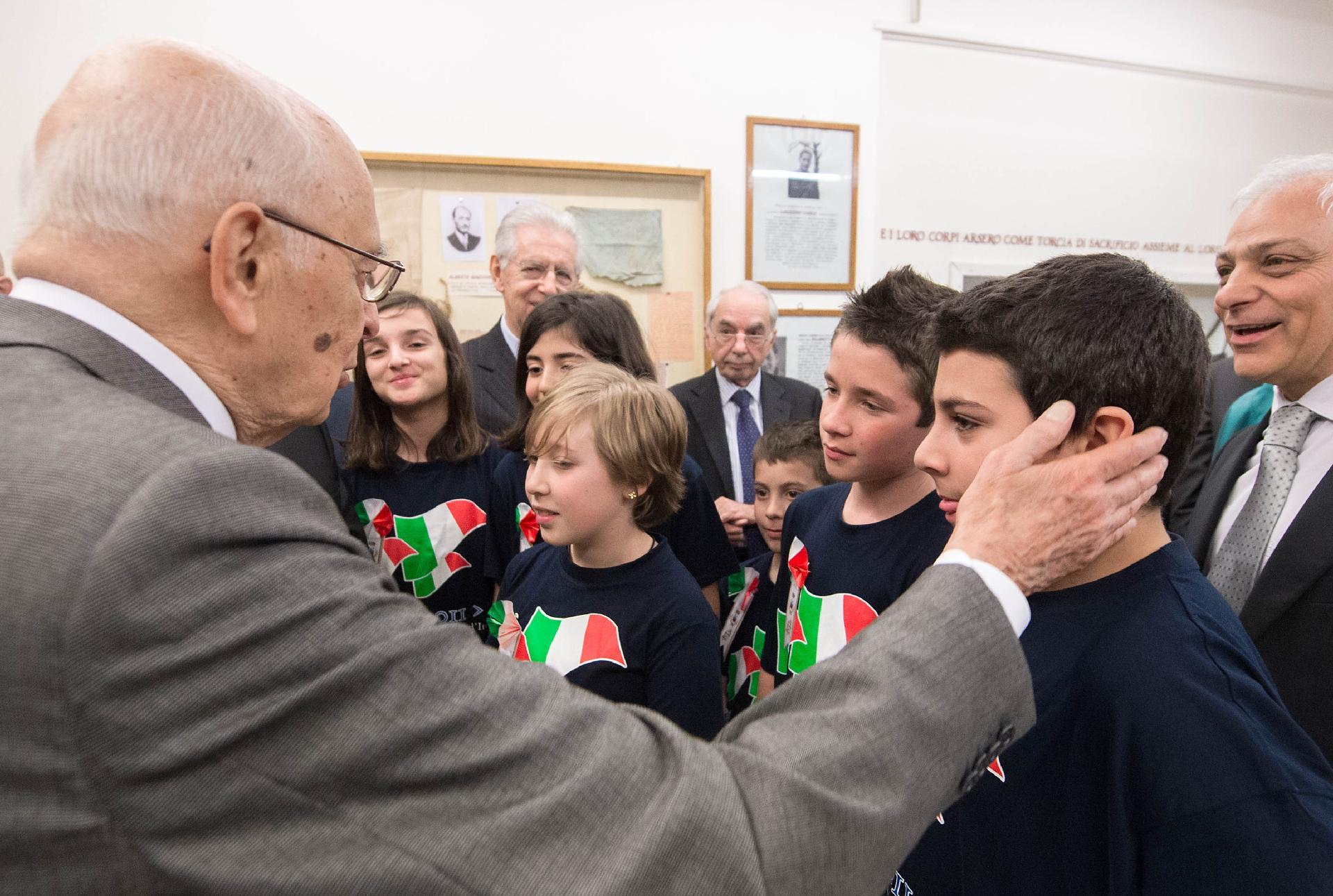 Il Presidente Giorgio Napolitano saluta alcuni studenti al termine della visita al Museo Storico della Liberazione di Via Tasso