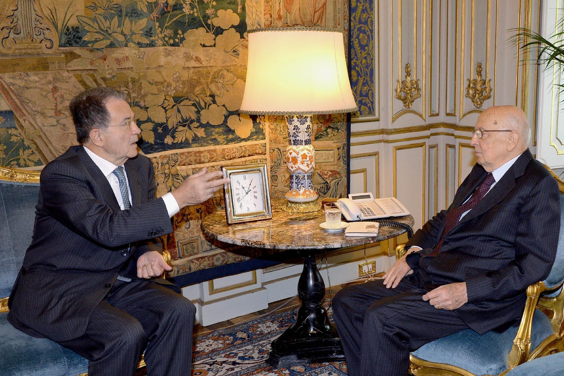 Il Presidente Giorgio Napolitano con Romano Prodi nel corso dell'incontro al Quirinale