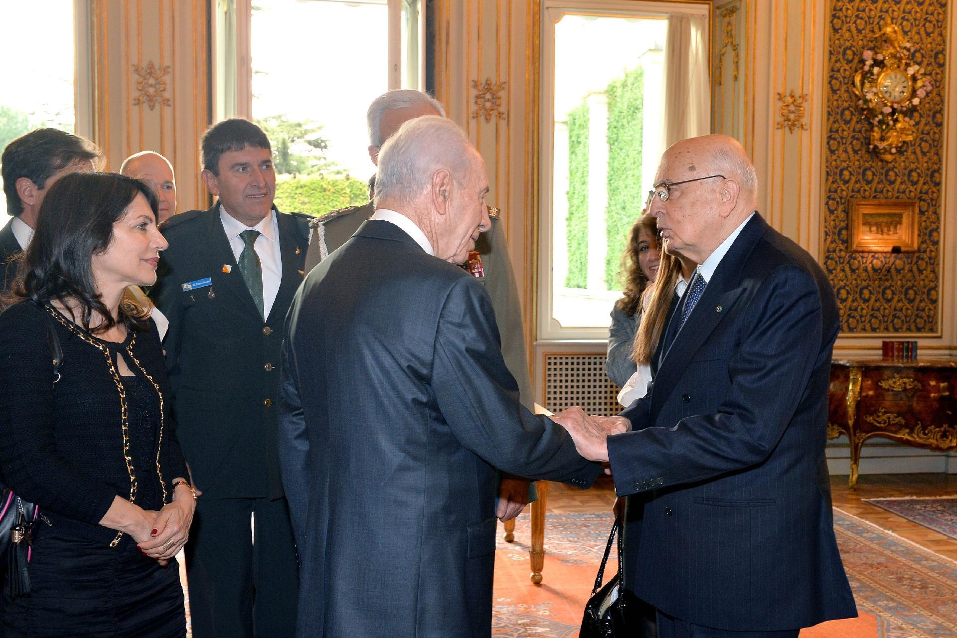 Cordiali saluti tra il Presidente della Repubblica Giorgio Napolitano e il Presidente dello Stato d'Israele, Signor Shimon Peres