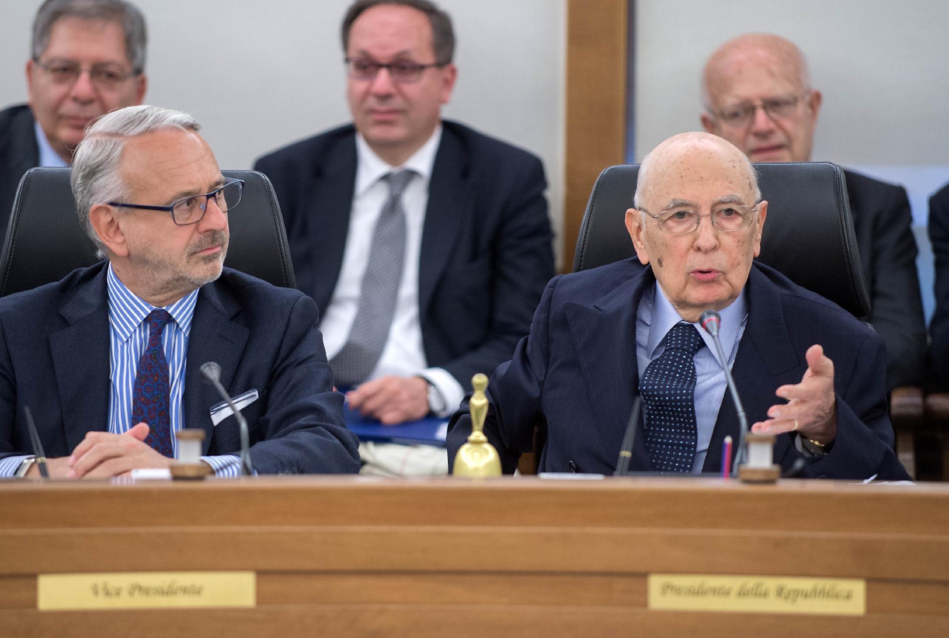 Il Presidente Giorgio Napolitano con il Vice Presidente del CSM Michele Vietti in occasione della seduta straordinaria plenaria per il conferimento dell'ufficio direttivo apicale giudicante di legittimità di Primo Presidente della Corte Suprema di Cassazione