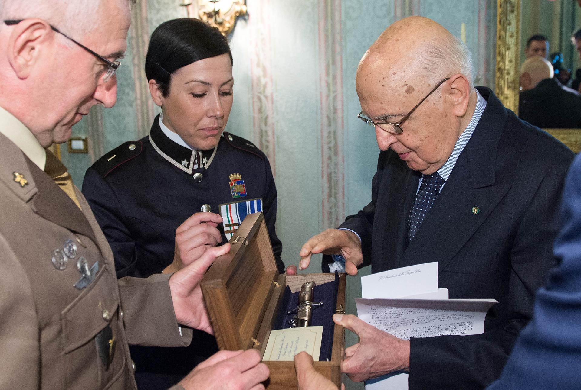 Il Presidente Giorgio Napolitano con a fianco il Capo di Stato Maggiore dell'Esercito Gen. C.A. Claudio Graziano riceve da un Allievo Maresciallo uno "Spadino", in occasione del 152° anniversario di costituzione dell' Esercito Italiano