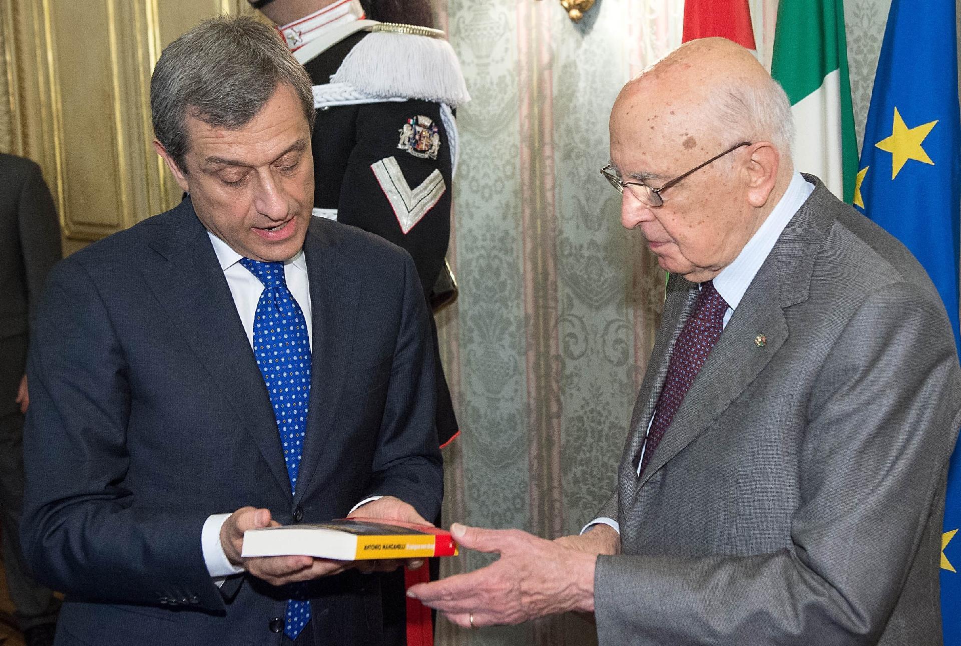 Il Presidente Giorgio Napolitano riceve dal Vice Direttore generale Vicario della Pubblica Sicurezza Alessandro Marangoni il libro di Antonio Manganelli "Il sangue non sbaglia", in occasione del 161° anniversario della Costituzione Polizia