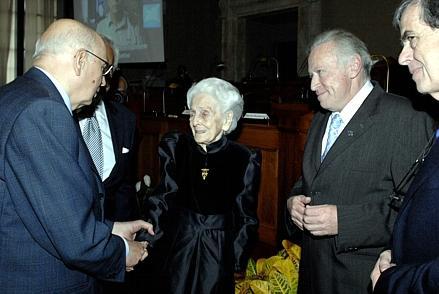 Il Presidente Giorgio Napolitano con Rita Levi Montalcini, a cui è stato conferito il Premio &quot;Una vita per la scienza&quot;