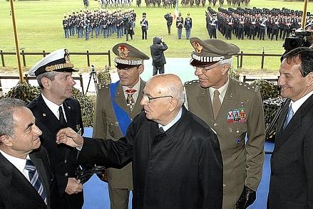 Il Presidente Giorgio Napolitano con il Ministro della Difesa Arturo Parisi in occasione del 146° anniversario di costituzione dell'Esercito