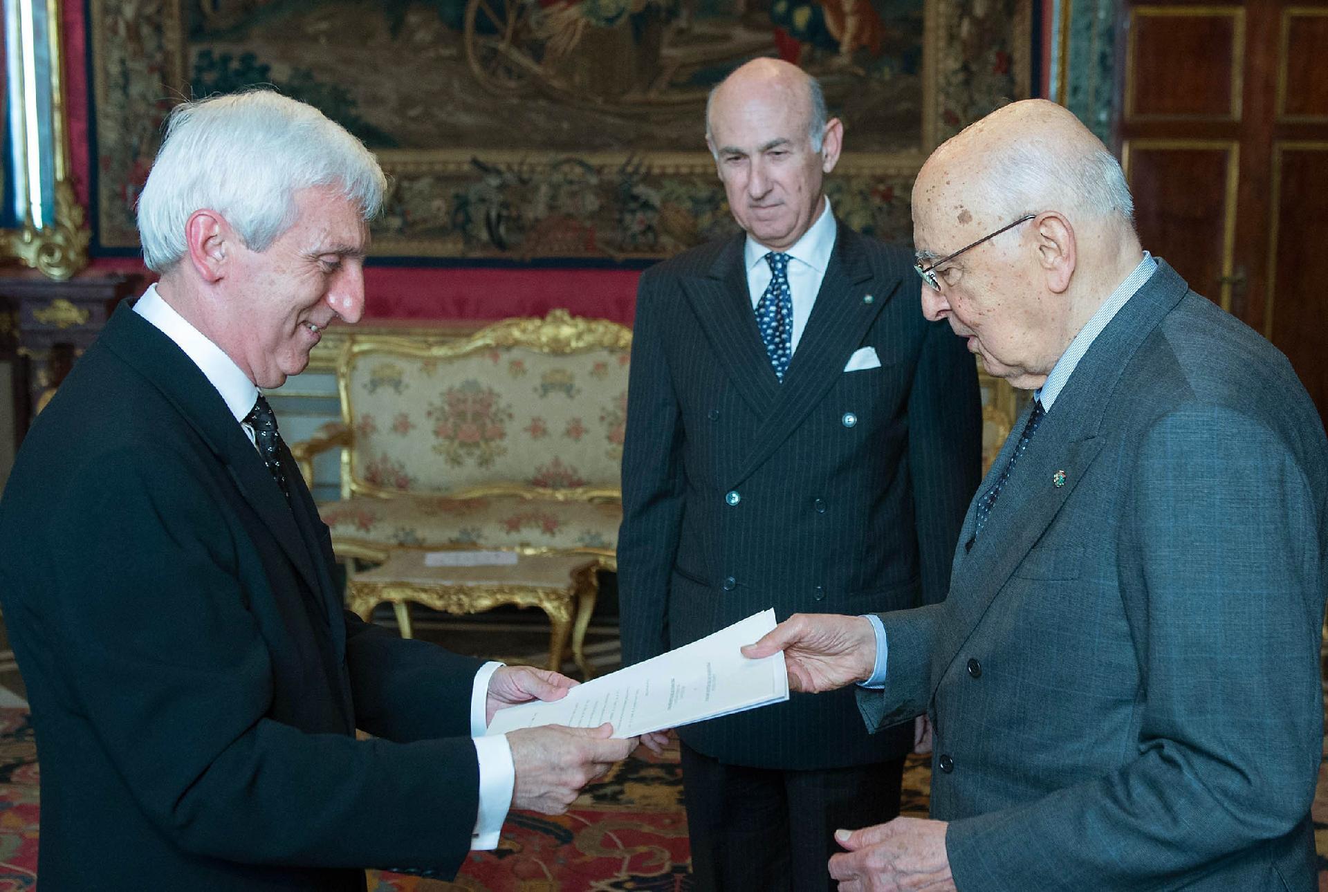 Il Presidente Giorgio Napolitano con S.E. il Signor Themistoklis, nuovo Ambasciatore della Repubblica Ellenica, in occasione della presentazione delle Lettere Credenziali