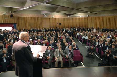 Il Presidente Giorgio Napolitano durante l'incontro nella "Sala Teatro" con i detenuti e non, del carcere di Rebibbia.