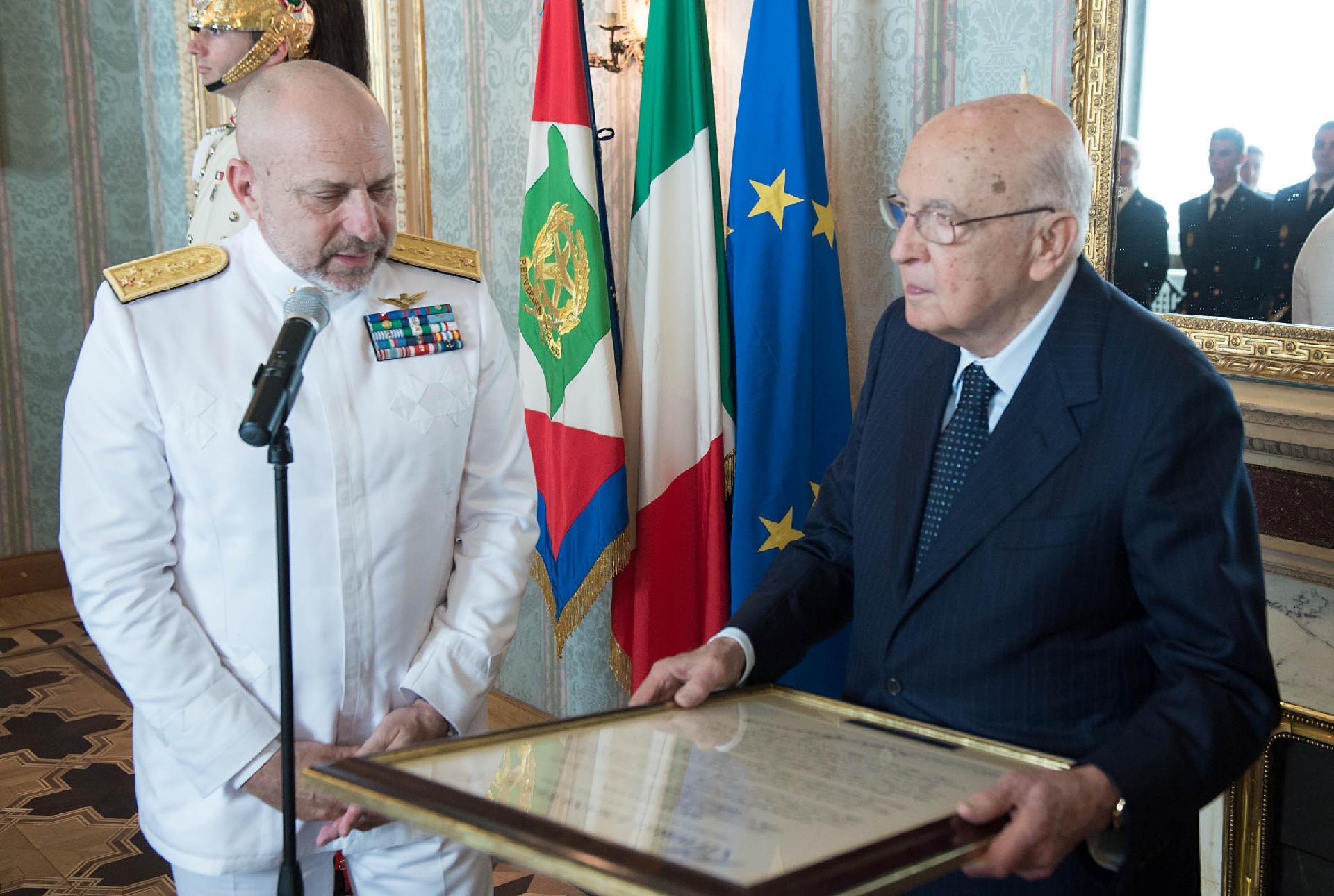 Il Presidente Giorgio Napolitano con il Capo di Stato Maggiore della Marina Militare Amm. Sq. Giuseppe De Giorgi, nel corso dell'incontro con una rappresentanza di Allievi degli Istituti di Formazione della Marina