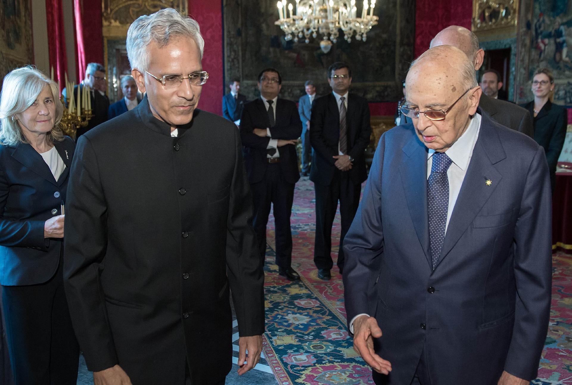 Il Presidente Giorgio Napolitano con l'Ambasciatore dell'India Basant Kumar Gupta, in occasione della presentazione delle Lettere Credenziali, a sinistra nella foto il Vice Ministro degli Affari Esteri Marta Dassù