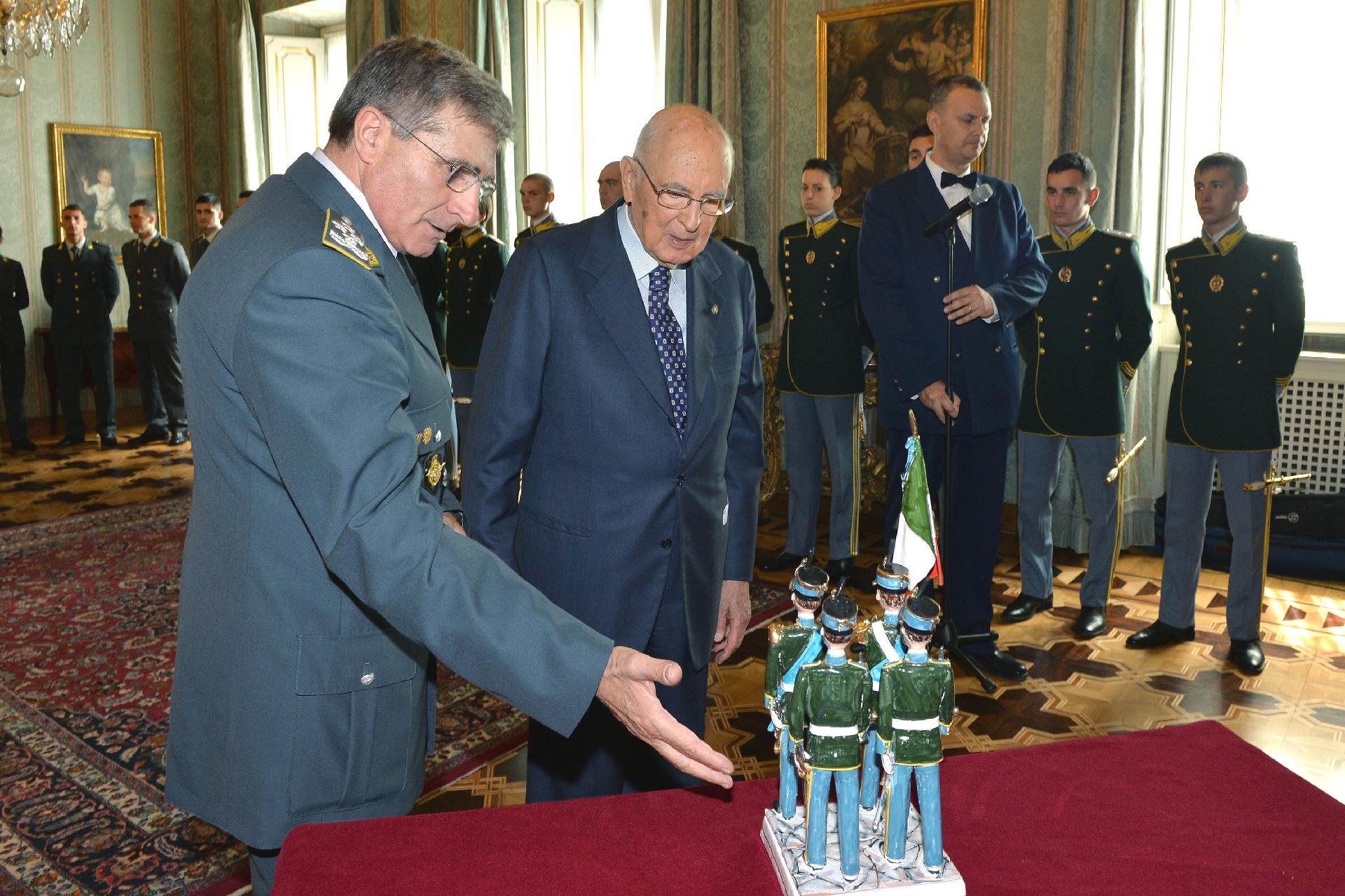 Il Presidente Giorgio Napolitano riceve in dono dal Gen. C..A. Saverio Capolupo, Comandante Generale della Guardia di Finanza, un blocco di tre statuine in ceramica raffiguranti il "Gruppo Bandiera" dell'Accademia della Guardia di Finanza in uniforme storica per 239° annivesario della sua Costituzione