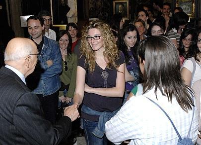 Il Presidente Napolitano riceve gli auguri per il I° anniversario della sua elezione da alcuni giovani in visita alla mostra allestita al Quirinale