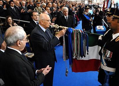 Il Presidente Napolitano consegna la medaglia d'oro al Merito Civile alla Bandiera della Polizia di Stato