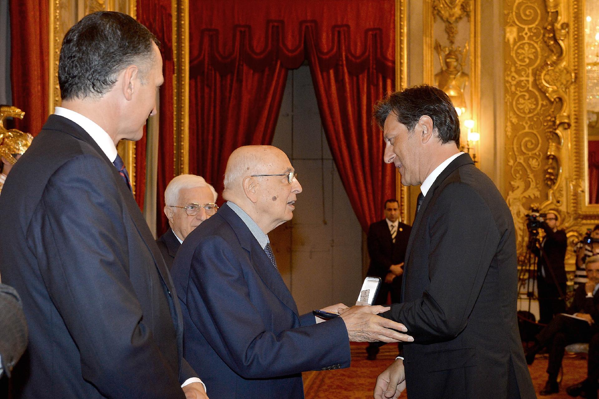 Il Presidente Giorgio Napolitano durante la premiazione dei vincitori dell'Eni Award 2013. Nella foto il Prof. Roberto Danovaro