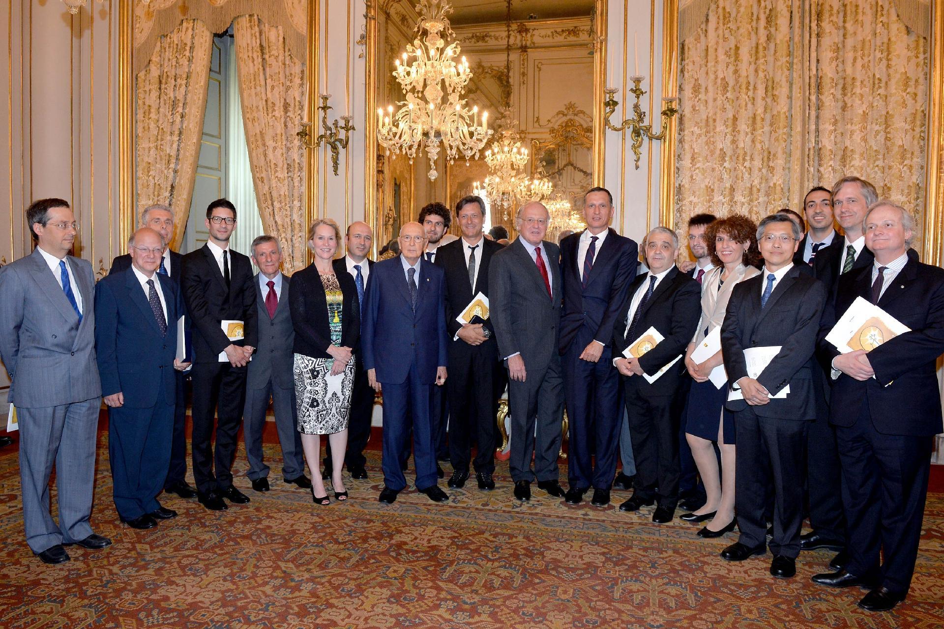 Il Presidente Giorgio Napolitano con i premiati dell'Eni Award 2013