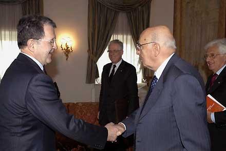 Il Presidente Giorgio Napolitano accoglie il Presidente del Consiglio dei ministri Romano Prodi in occasione dell' incontro al Quirinale