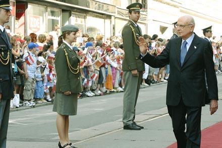 Il Presidente Giorgio Napolitano al suo arrivo in piazza Namesti Svobodi in occasione dei lavori del XIV Vertice dei Capi di Stato dei Paesi dell'Europa Centrale