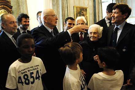 Il Presidente Giorgio Napolitano durante l'incontro con una delegazione della Nazionale Cantanti