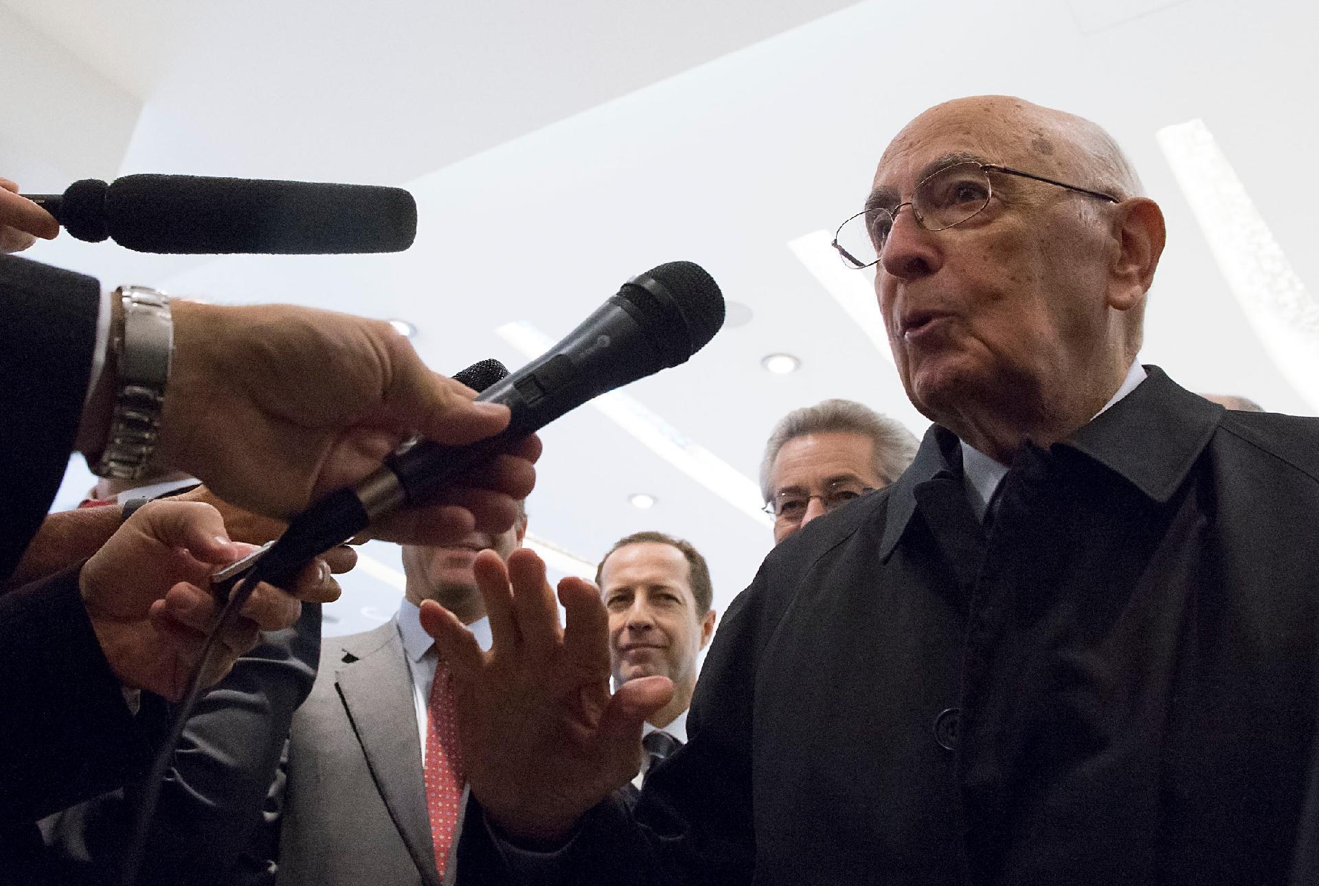 Il Presidente Giorgio Napolitano saluta i giornalisti al suo rientro in albergo dopo una breve passeggiata nel centro città