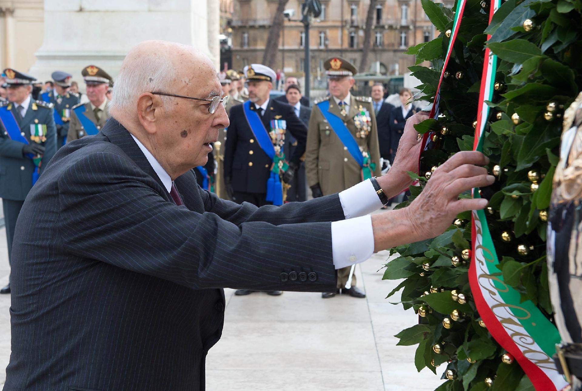 Il Presidente Giorgio Napolitano depone una corona d'alloro sulla Tomba del Milite Ignoto all'Altare della Patria in occasione delle celebrazioni nel Giorno dell'Unità Nazionale e Giornata delle Forze Armate
