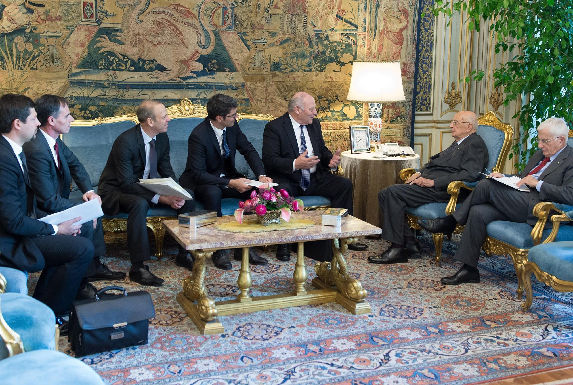 Il Presidente Giorgio Napolitano nel corso dell'incontro con Luis Durnwalder, Presidente della Provincia Autonoma di Bolzano,il successore designato alla Presidenza della Provincia Autonoma di Bolzano, Arno Kompatscher, Karl Zeller, Presidente del Gruppo Parlamentare "Per le Autonomie - PSI MAIE", Richard Theiner, Segretario della Sudtiroler Volkspartei e Daniel Alfreider, Vice Presidente delle Minoranze Linguistiche della Camera dei Deputat