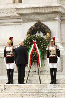 Il Presidente Giorgio Napolitano durante la deposizione di una corona d'alloro sulla Tomba del Milite Ignoto, in occasione della Festa Nazionale della Repubblica