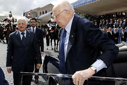 Il Presidente Giorgio Napolitano, nella foto con il Segretario generale del Quirinale Donato Marra, in via dei Fori Imperiali per la Parata militare, in occasione della Festa della Repubblica