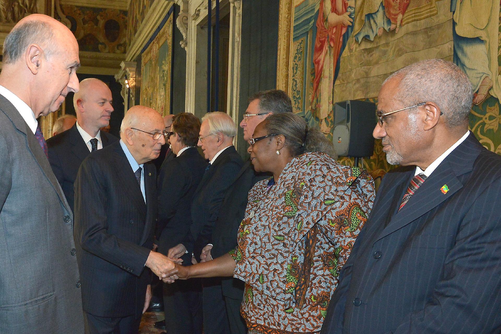 Il Presidente Giorgio Napolitano al termine del suo intervento saluta gli Ambasciatori del Corpo Diplomatico