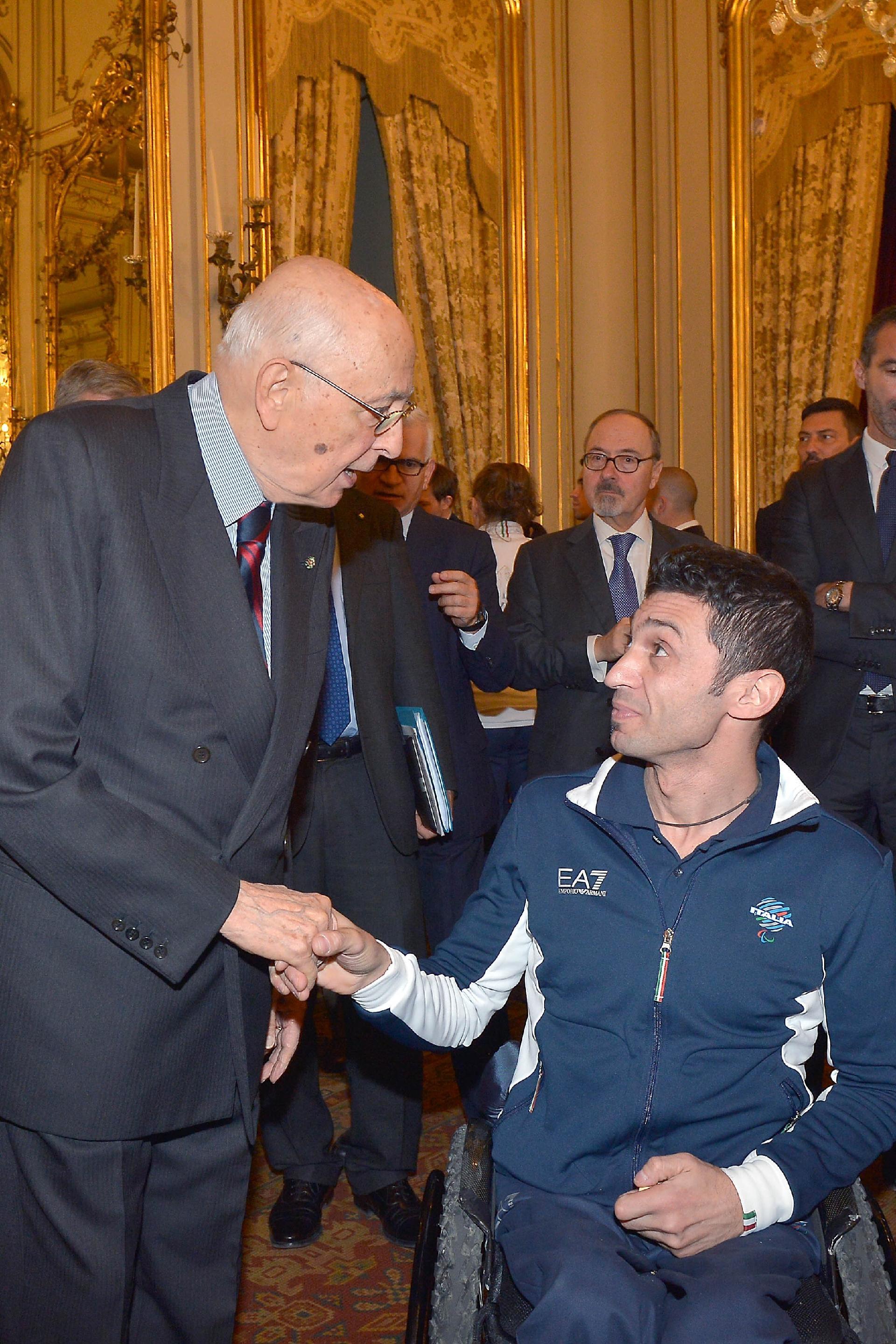 Il Presidente Giorgio Napolitano saluta un atleta in occasione della cerimonia di consegna della bandiera agli atleti italiani in partenza per i Giochi Olimpici Invernali di Sochi 2014