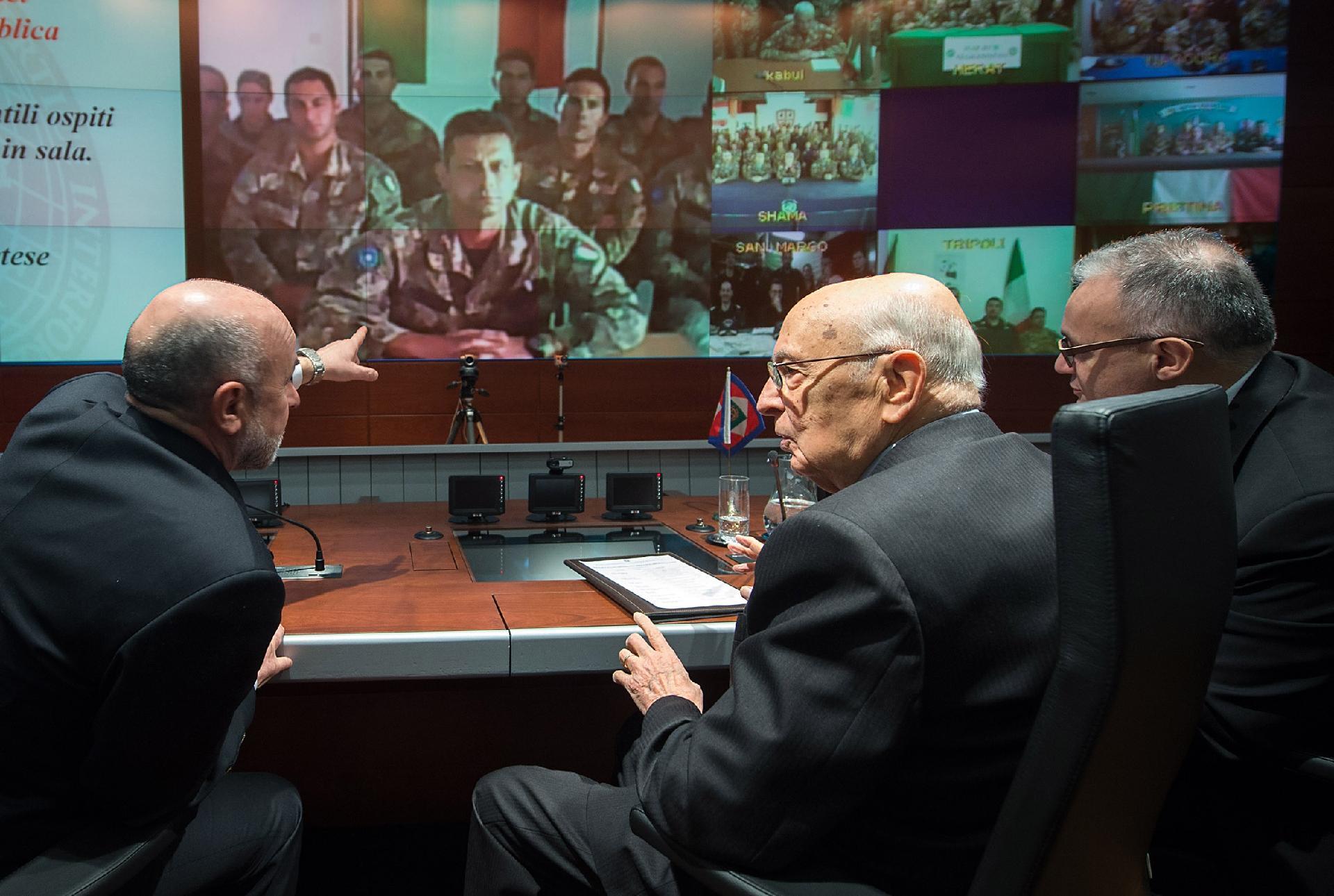Il Presidente Giorgio Napolitano con a fianco il Ministro della Difesa Mario Mauro e il Capo di Stato Maggiore della Difesa Amm. Luigi Binelli Mantelli, nel corso del collegamento in videoconferenza per rivolgere gli auguri ai contingenti militari italiani impegnati nei teatri di operazioni internazionali