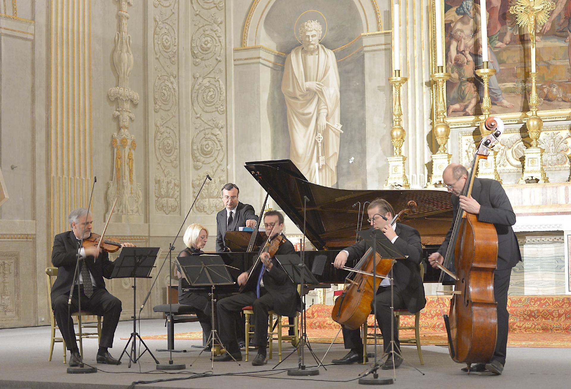 Un momento del concerto del "Ensemble aus Solisten der Wiener Philharmoniker" alla presenza del Capo dello Stato nella Cappella Paolina